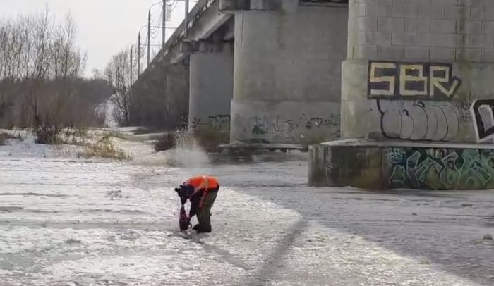 на урале пилят лед