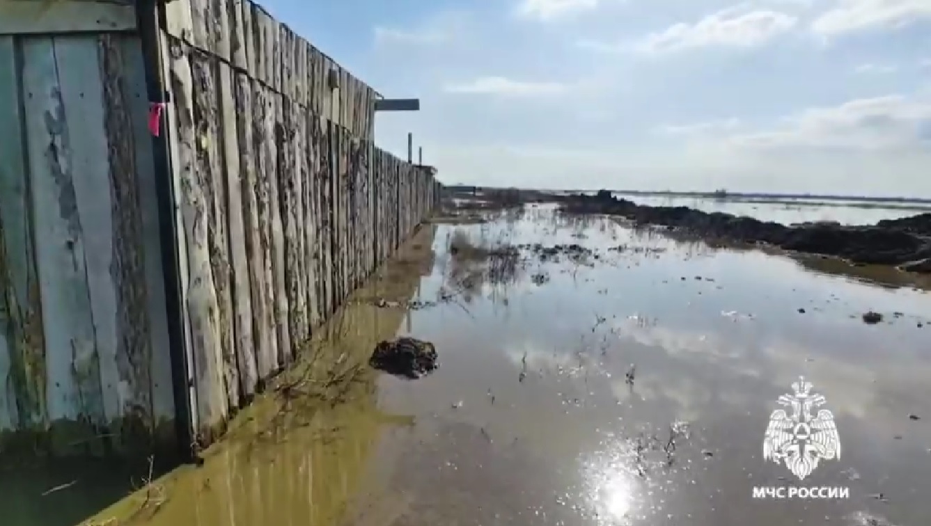 В Акбулаке большая вода зашла на придомовые участки | 02.04.2024 | Новости  Оренбурга - БезФормата