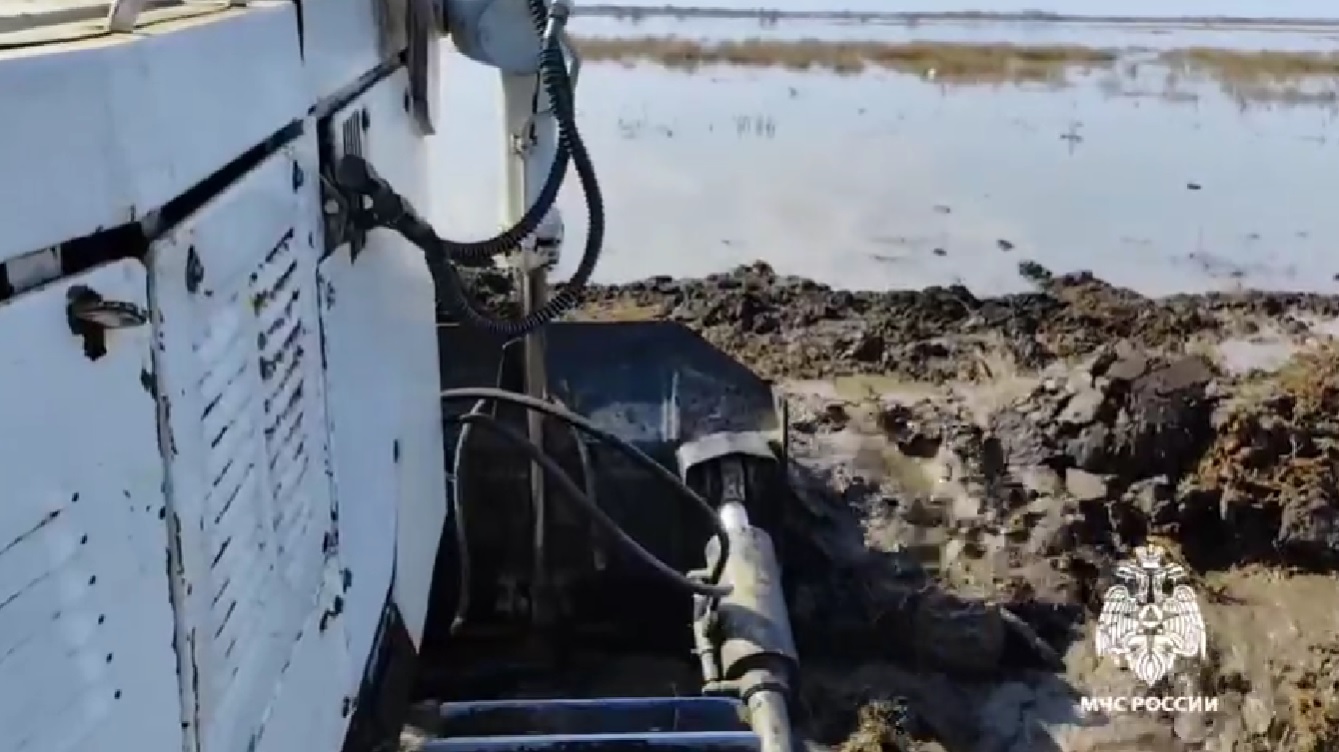 В Акбулаке большая вода зашла на придомовые участки | 02.04.2024 | Новости  Оренбурга - БезФормата