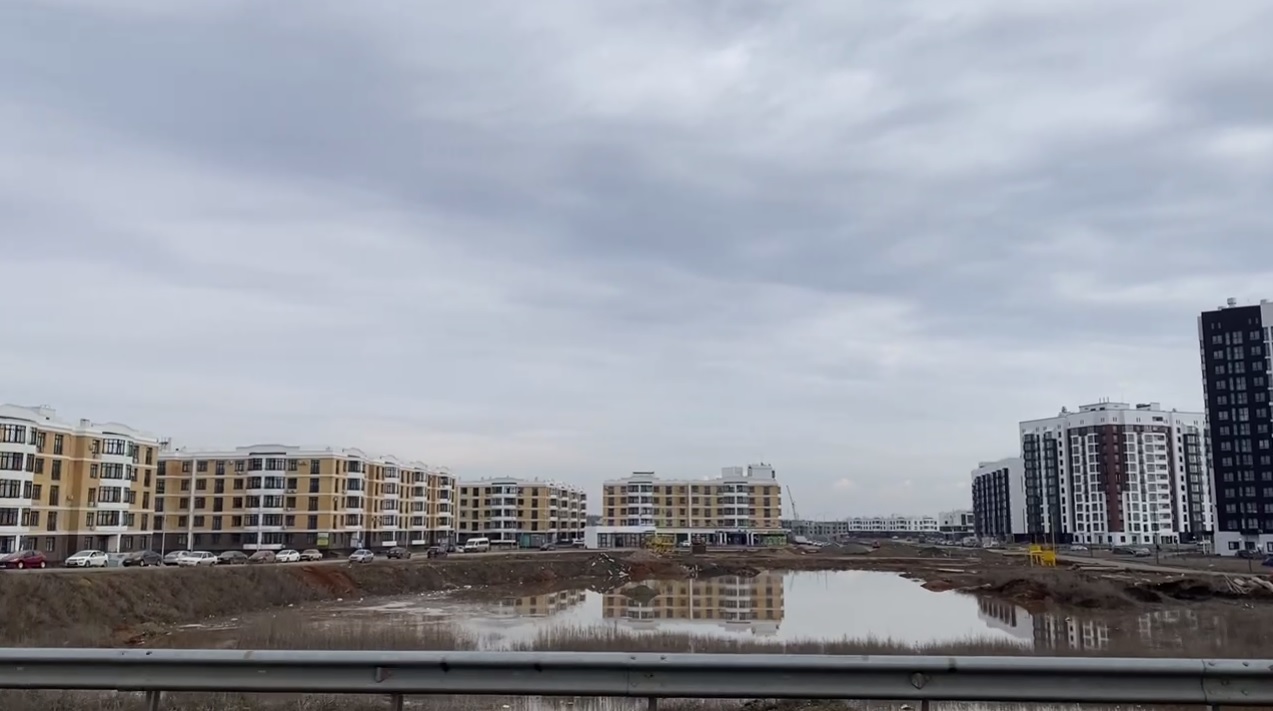 В Оренбурге жители Гранд-парка строят препятствия для большой воды