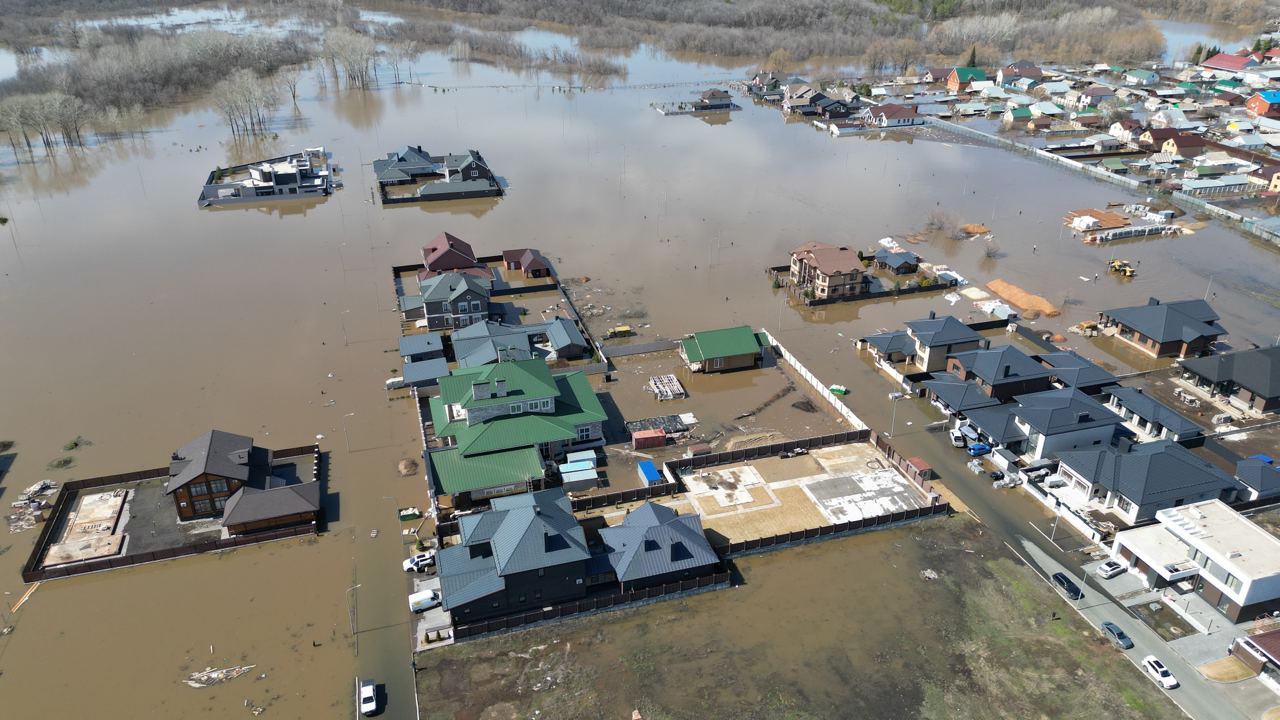 В поселке Пригородный под Оренбургом вода за ночь поднялась на полметра