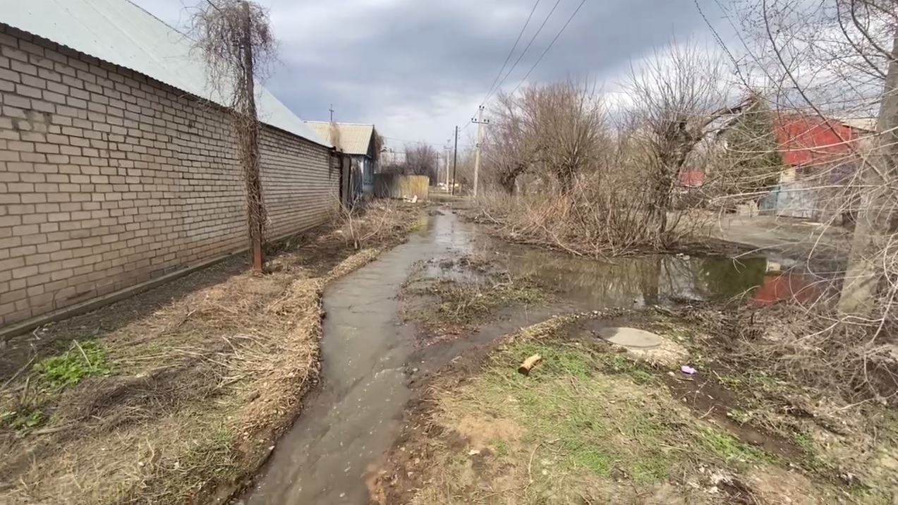 Улицу Туркестанскую в Оренбурге заливает водой из канализации | 12.04.2024  | Новости Оренбурга - БезФормата