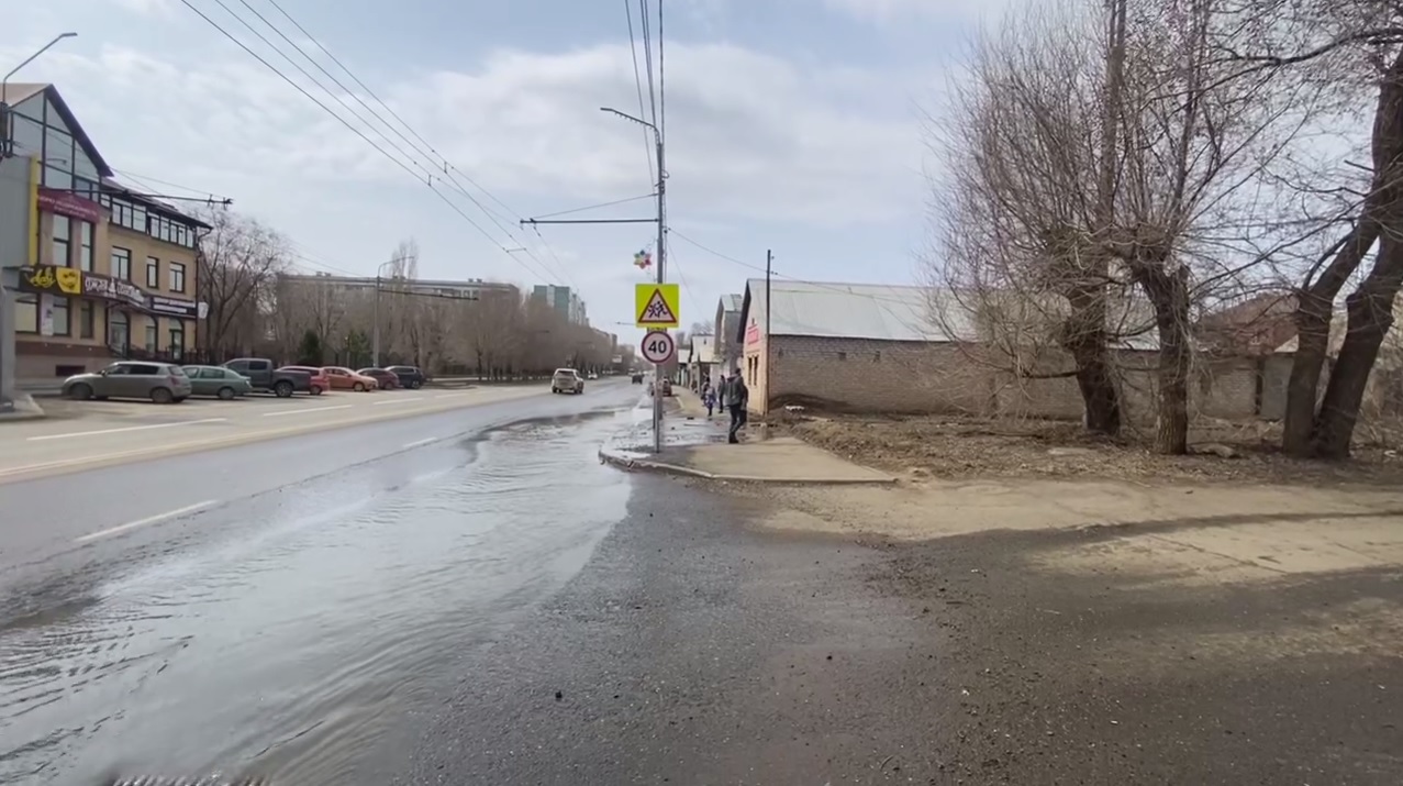 Улицу Туркестанскую в Оренбурге заливает водой из канализации | 12.04.2024  | Новости Оренбурга - БезФормата