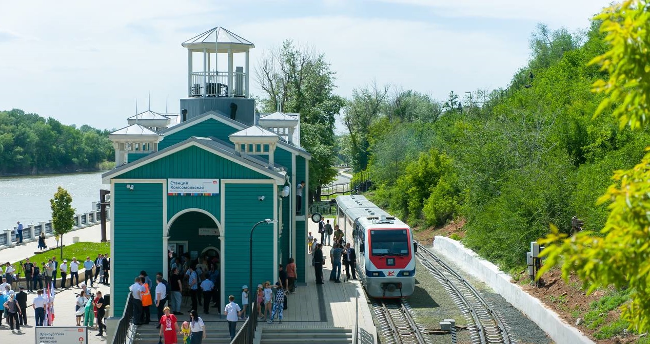 Восстановили после паводка: в Оренбурге стартовал сезон на Детской железной  дороге