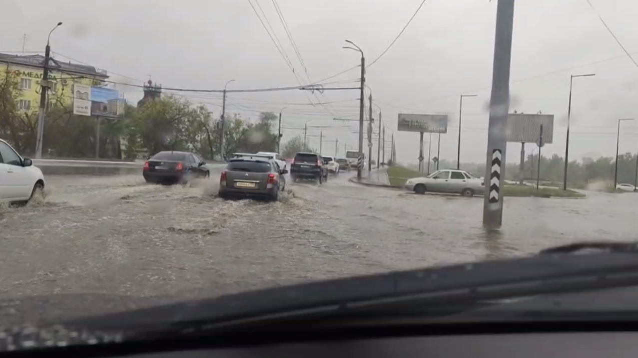 Оренбург снова в воде. Майский ливень затопил городские дороги