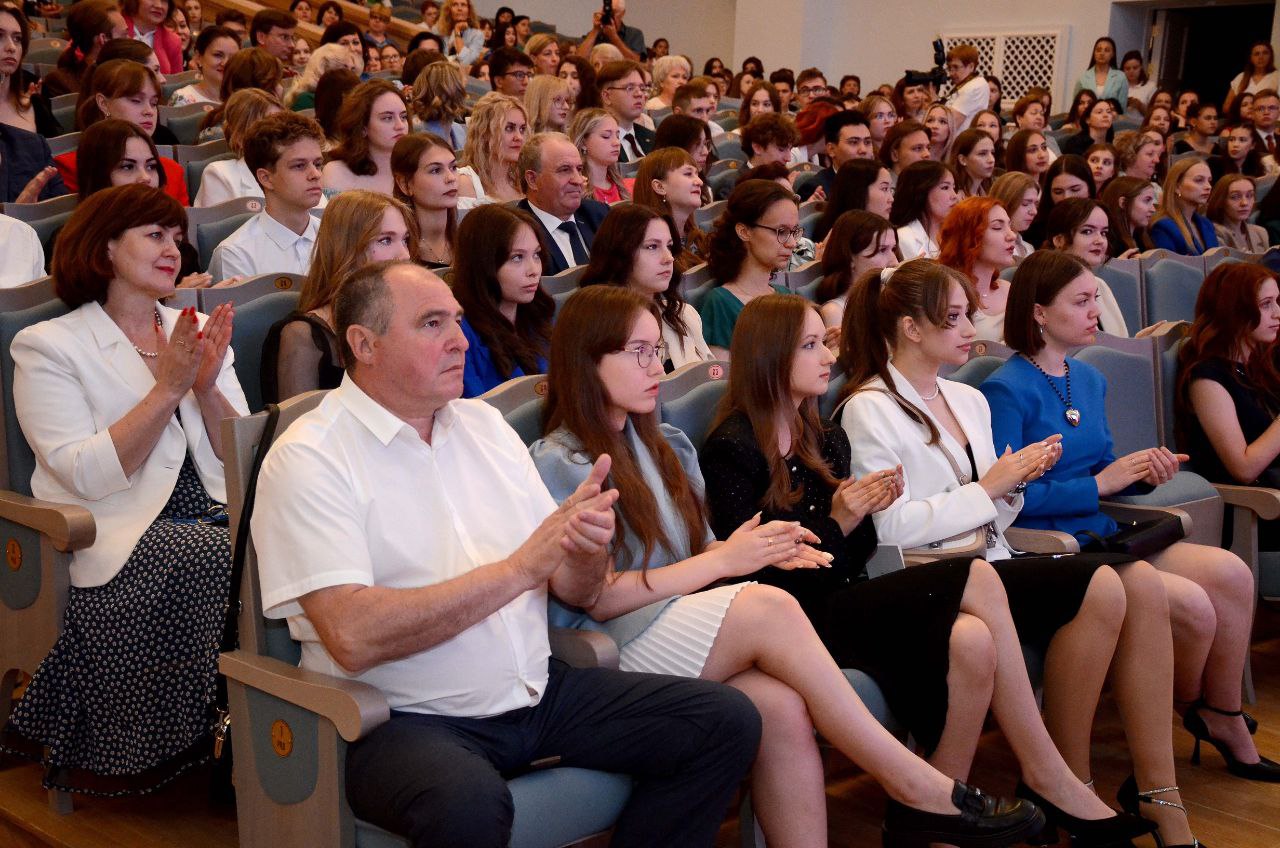 В Оренбурге 427 выпускников школ получили медали | 26.06.2024 | Новости  Оренбурга - БезФормата