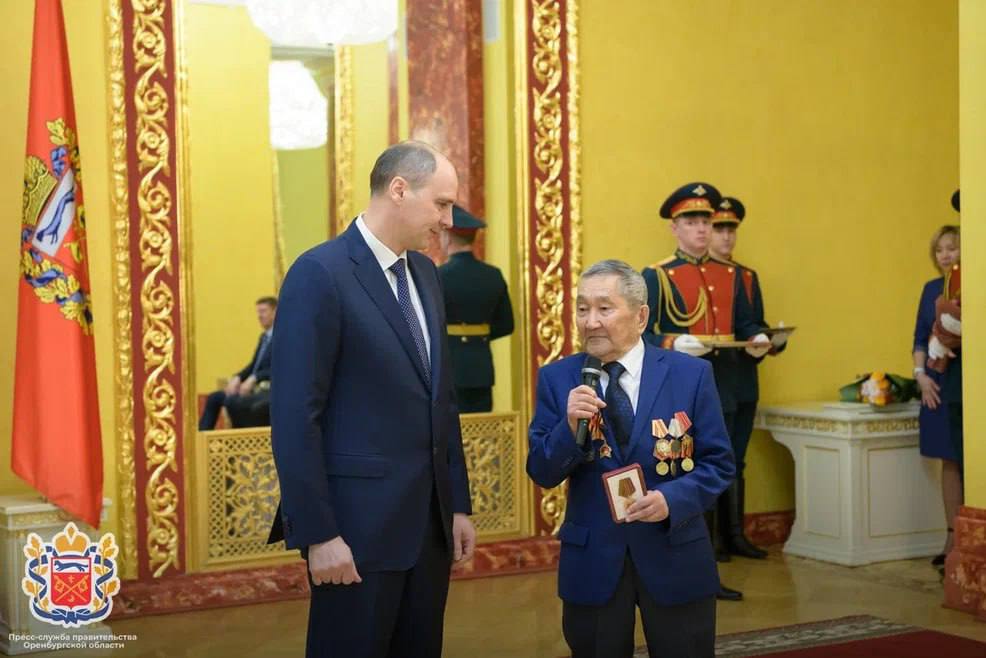 Денис Паслер вручил оренбургским ветеранам памятные медали "80 лет Победы"