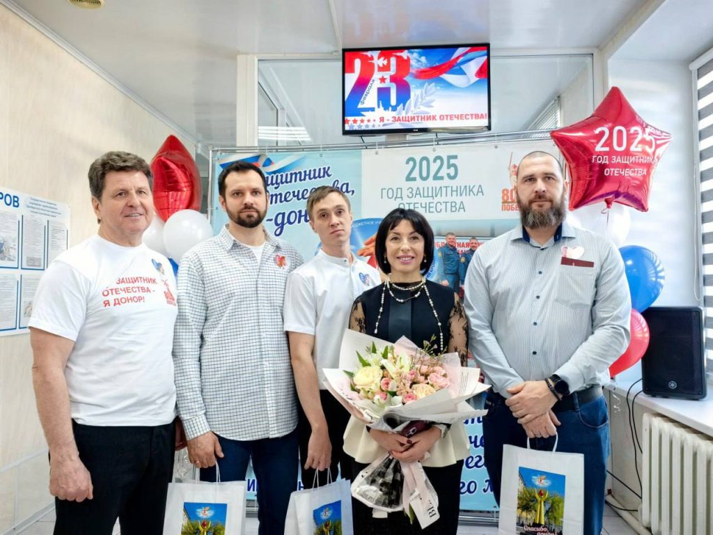 Татьяна Савинова вручила памятные знаки "Почётный донор России" и благодарственные письма губернатора.