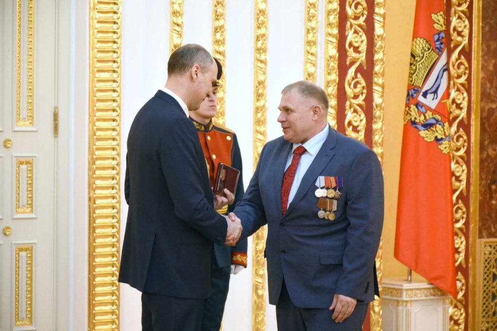 Денис Паслер вручил Дмитрию Бабкову медаль "За храбрость".