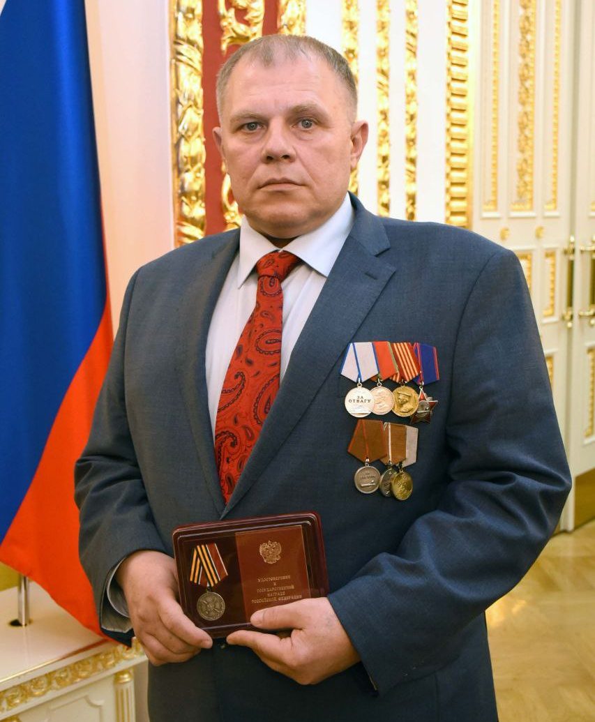 Директору коммунальной службы Дмитрию Бабкову вручили медаль "За храбрость".