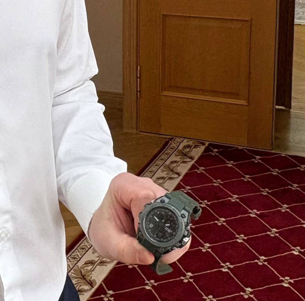 Боец с позывным "Бузулук" подарил Денису Паслеру свои часы.