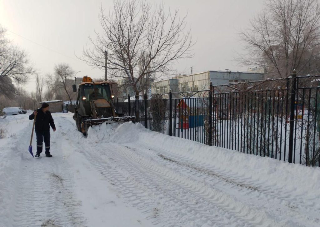 В Оренбурге активно устраняют последствия снегопада.