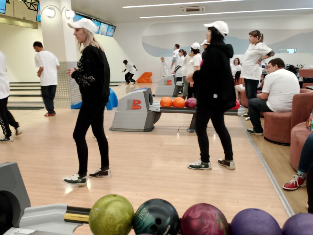 Оренбуржцы приняли участие в турнире по боулингу для лиц с инвалидностью.