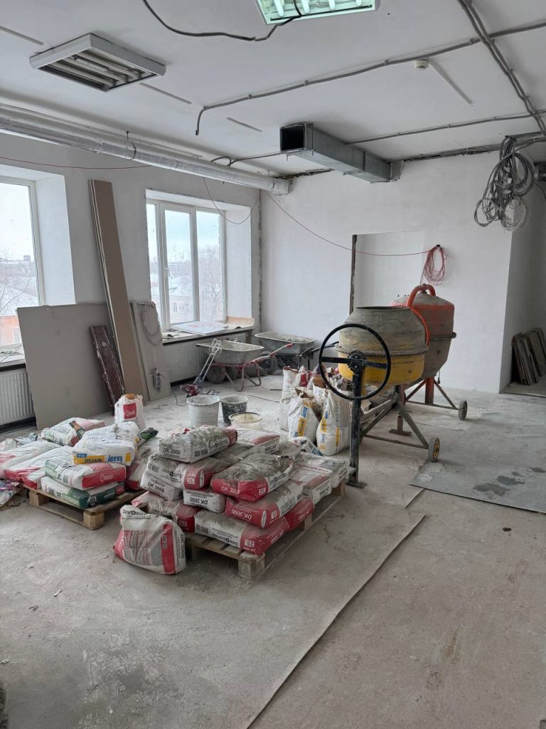 Ремонт поликлиники на Никельщиков идёт полным ходом.