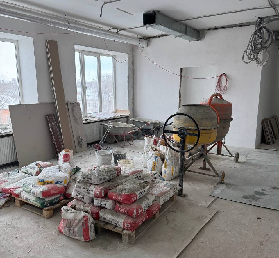 Ремонт поликлиники на Никельщиков идёт полным ходом.