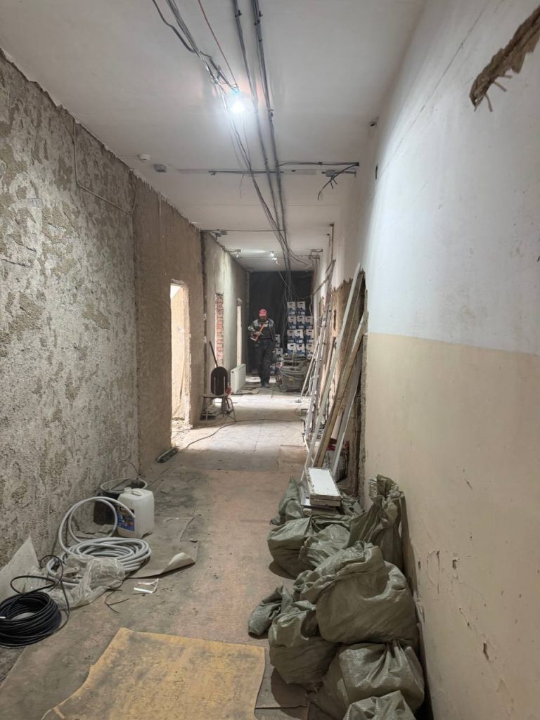 Ремонт поликлиники на Никельщиков идёт полным ходом.