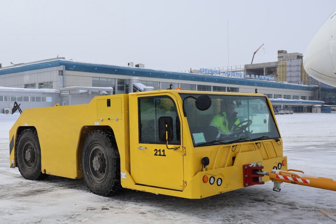 В аэропорту Оренбург появился тягач.
