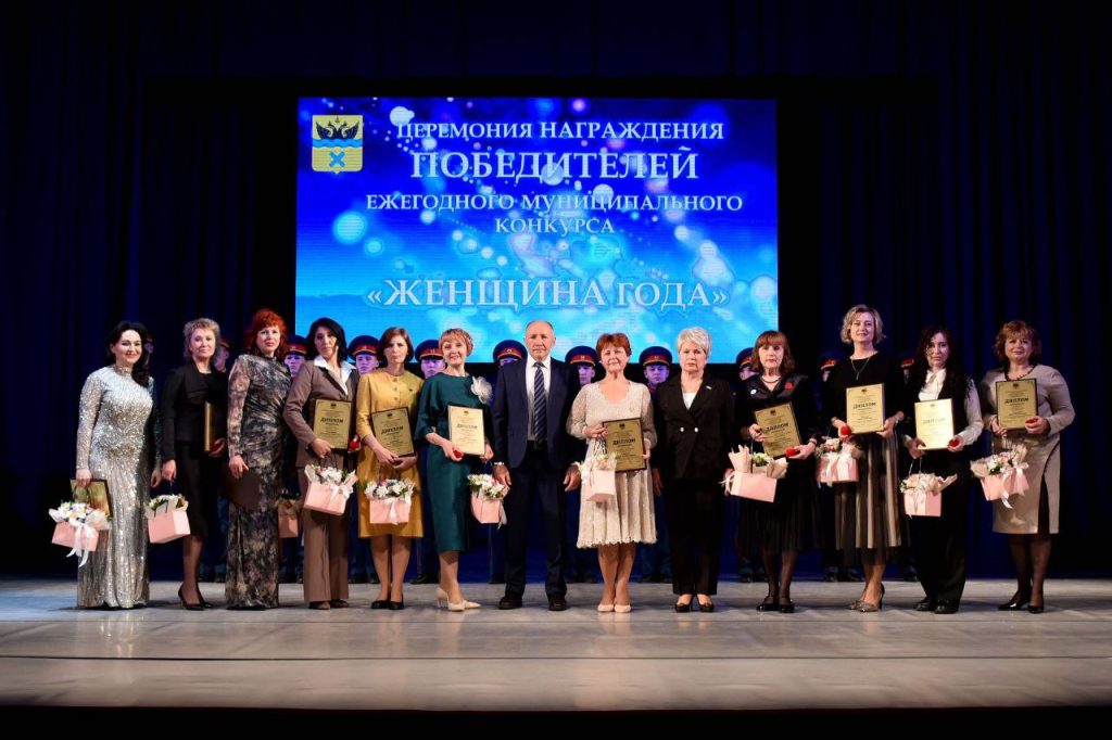 В Оренбурге вручили награды "Женщинам года" и "Семьям года".