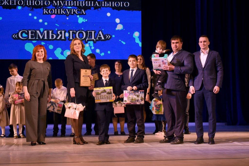 В Оренбурге вручили награды "Женщинам года" и "Семьям года".