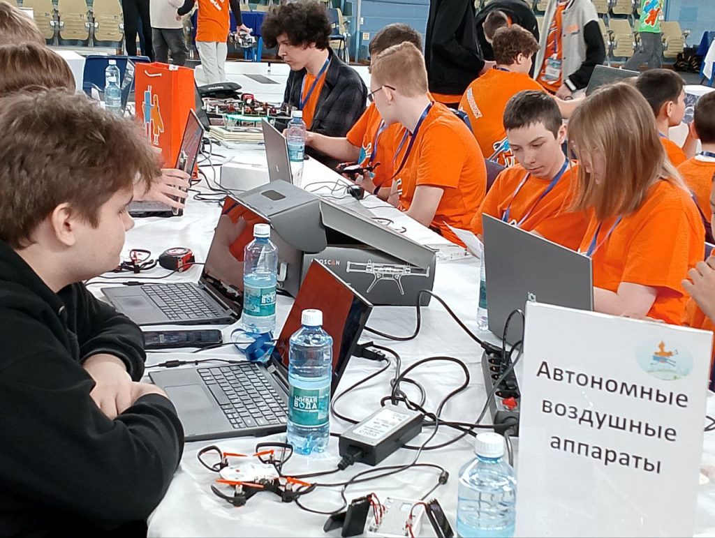 Ребята пишут программы для роботов.