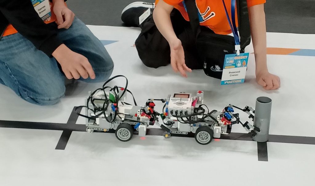 Более 200 оренбургских школьников участвовали в соревнованиях "РобоФинист 2025".