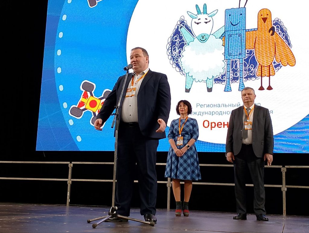 Дмитрий Вечеренко обратился к ребятам с напутственным словом.