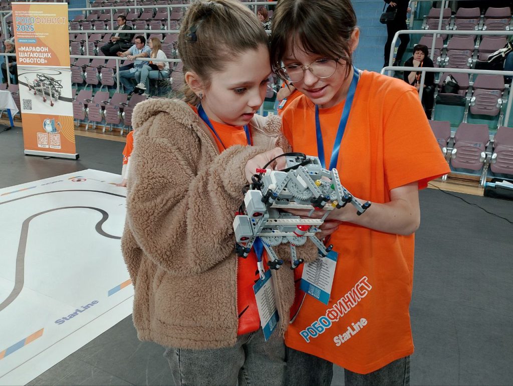 Более 200 оренбургских школьников участвовали в соревнованиях "РобоФинист 2025".