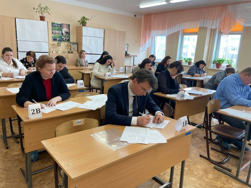 Алексей Пахомов написал ЕГЭ по математике.