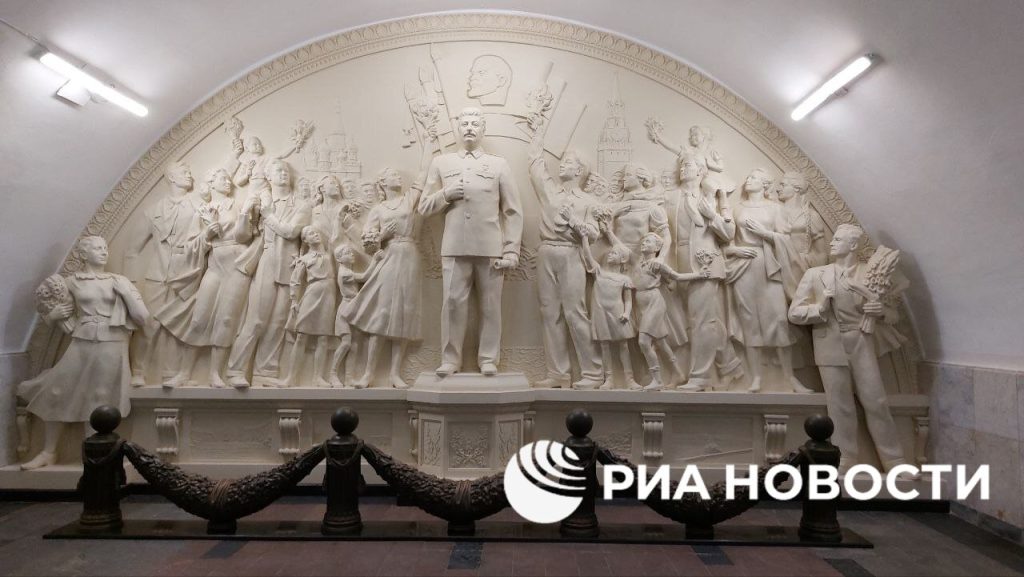 барельеф со сталиным