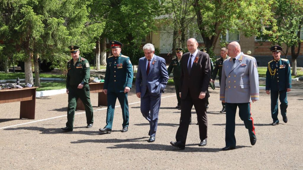 солнцев и военные