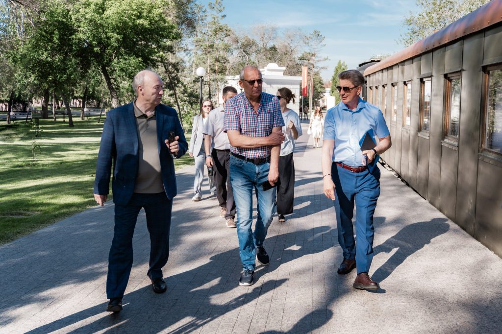 олег николаев