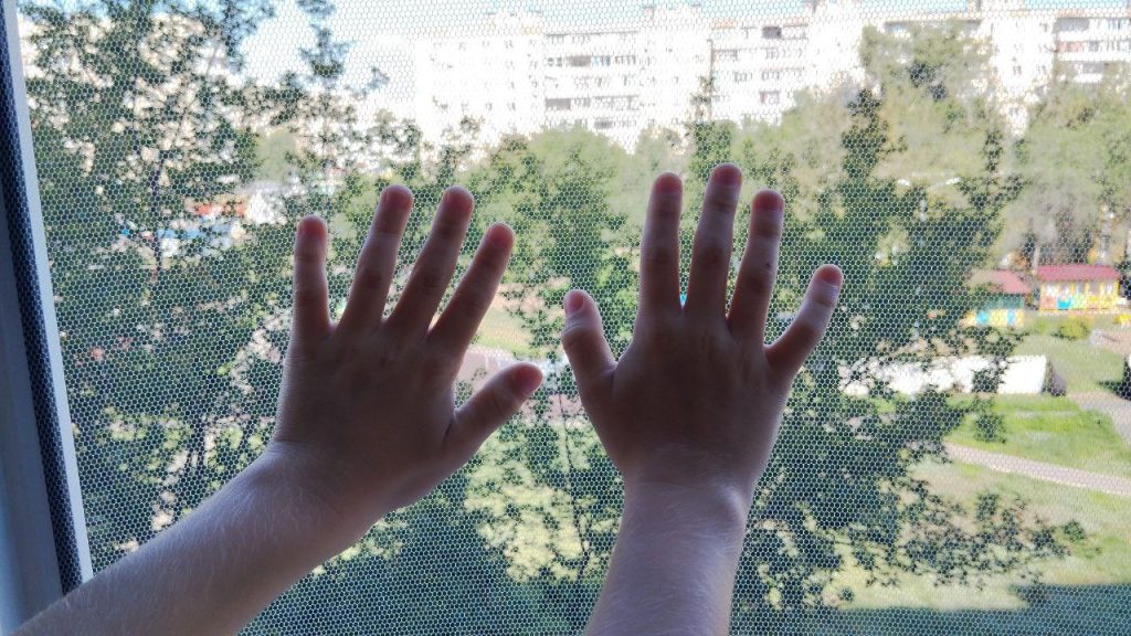 ребенок выпал из окна