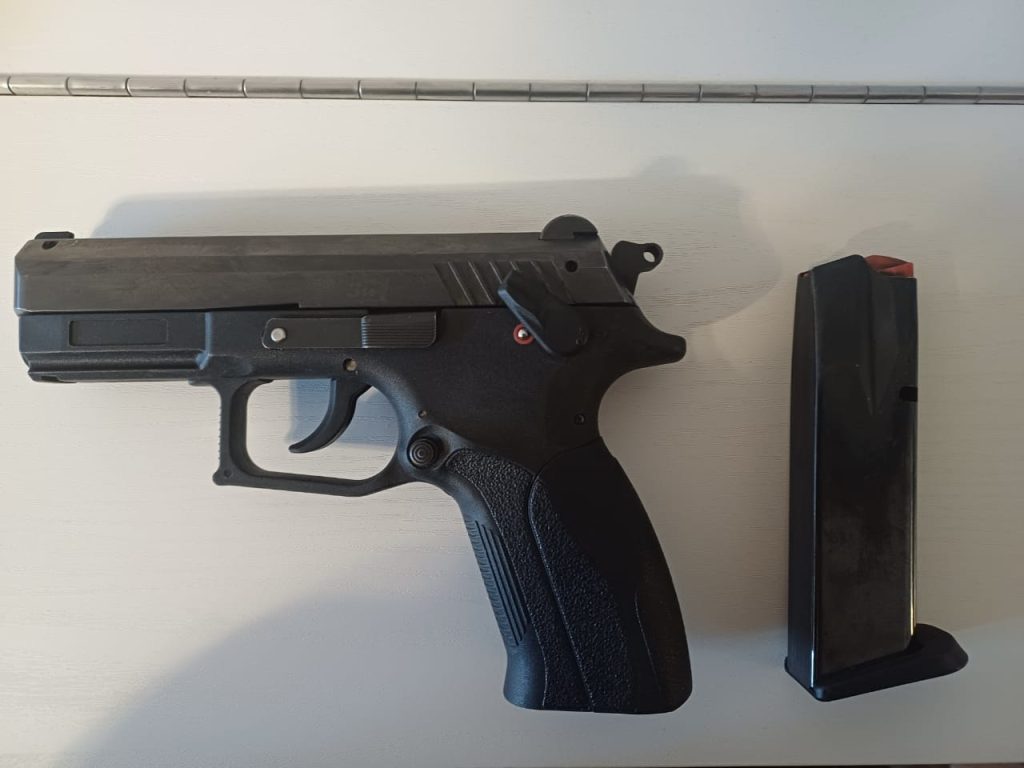 выстрелил в ногу