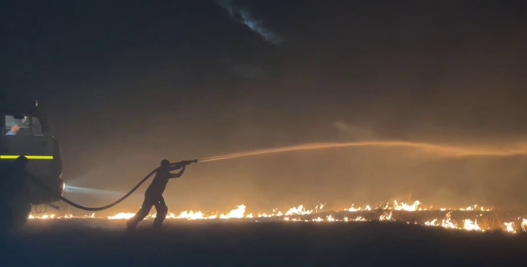 пожар в поле на востоке Оренбуржья