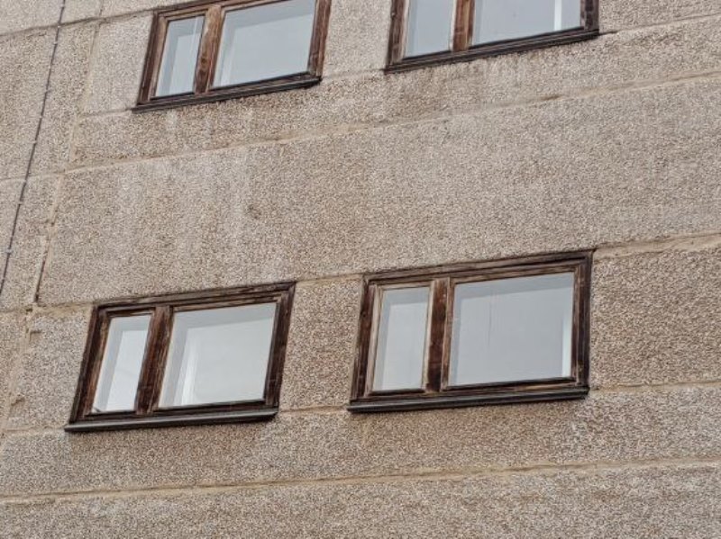 выпал из окна