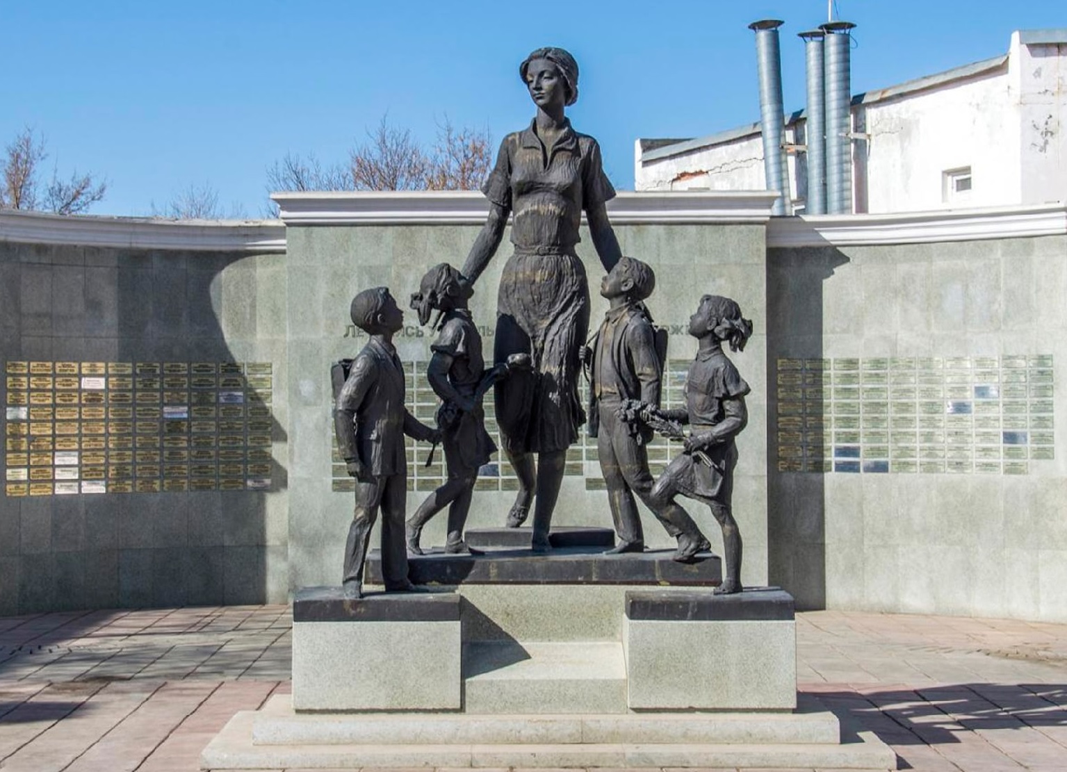 памятник первой учительнице Оренбург