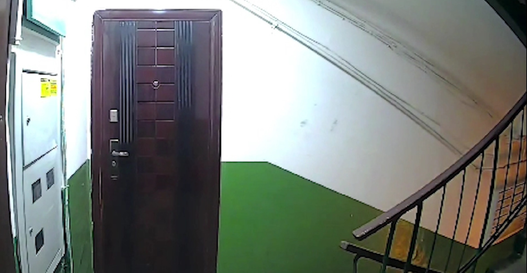 поджечь дверь