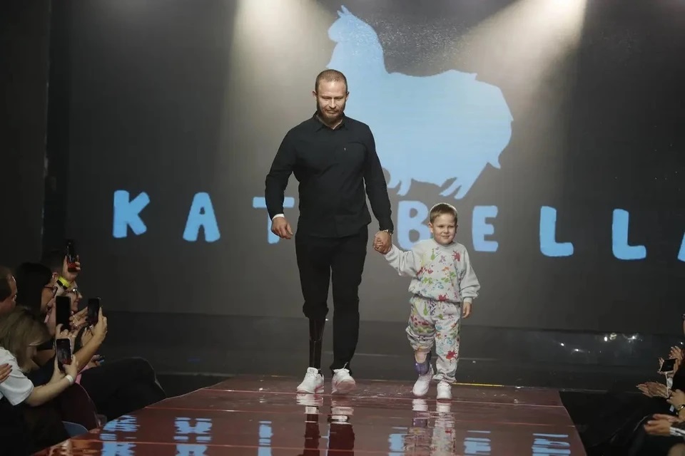 мальчик с протезом ноги