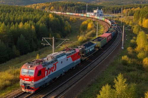 поезд в осеннем лесу