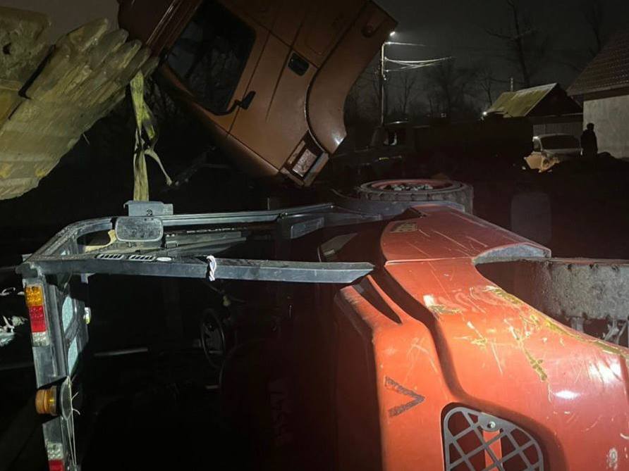 придавил погрузчик