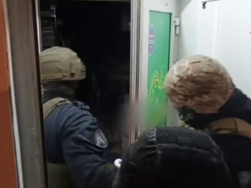 закрыла в магазине