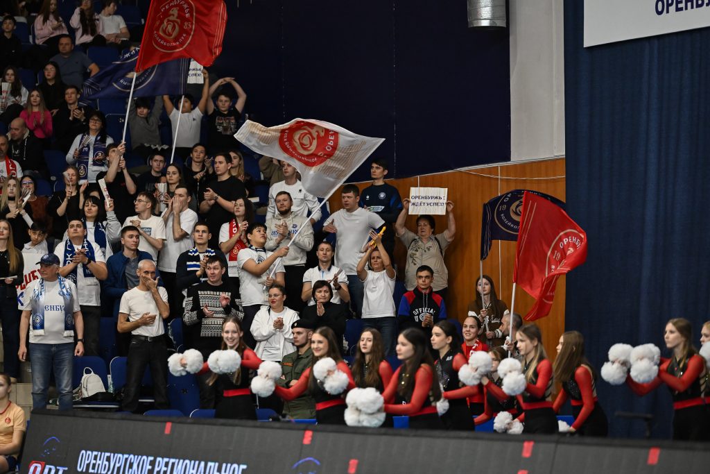 Команда по волейболу сидя поддержала профессиональных волейболистов в 20 туре Чемпионата России