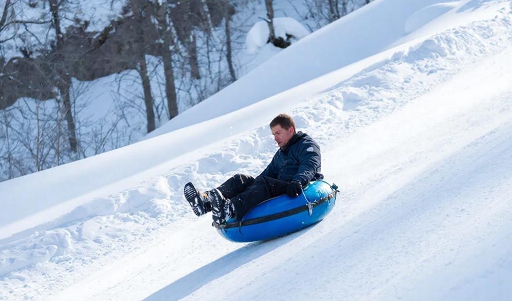 с горы на тюбинге