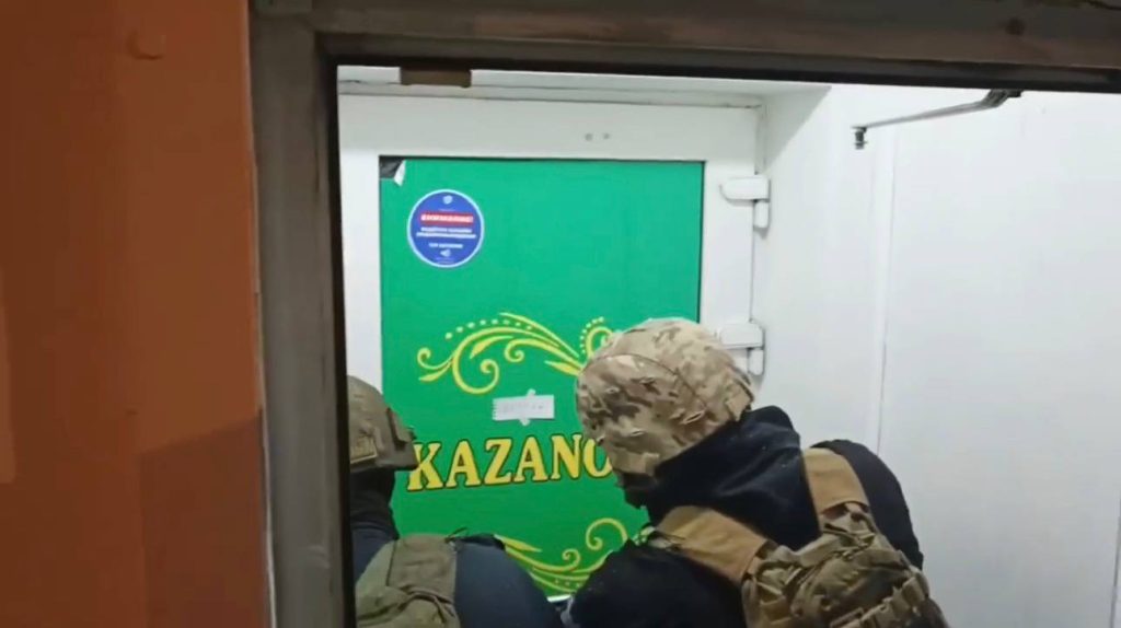 закрыла в магазине