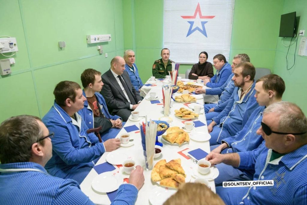 Евгений Солнцев с ветеранами сво