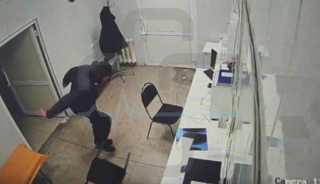 напал на врача