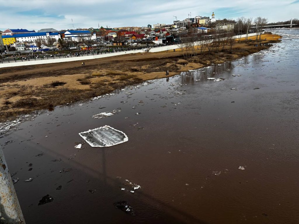 Уровень Урала и Сакмары под Оренбургом