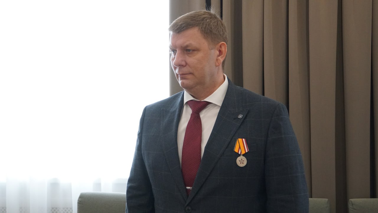 На протяжении всей службы бойца поддерживал надежный тыл – любящая супруга, трое сыновей и дочка.