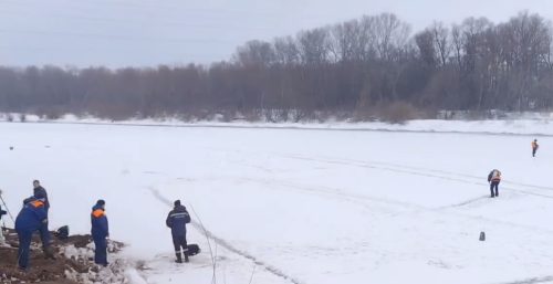 под Оренбургом пилят лед