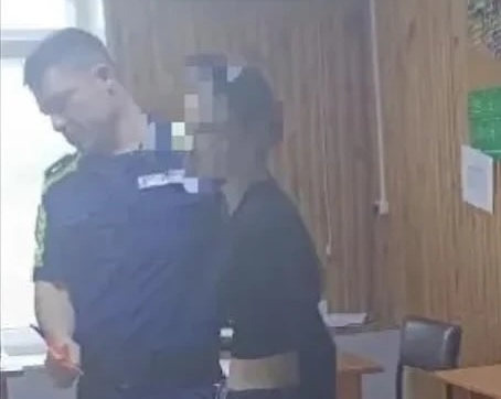 катала на капоте